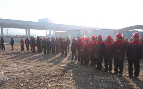 揚(yáng)鞭策馬喜圓發(fā)展夢，萬眾一心共筑新長城